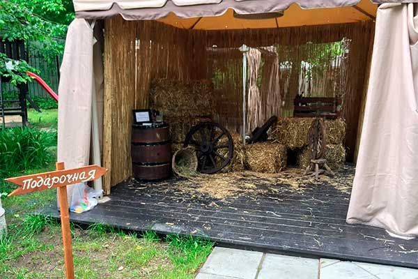 Фотозона из тюкованной соломы на день рождения